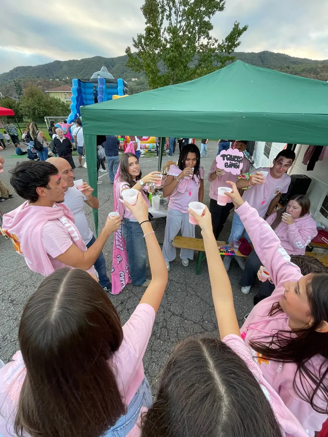 I ragazzi festeggiano insieme vicino al gazebo